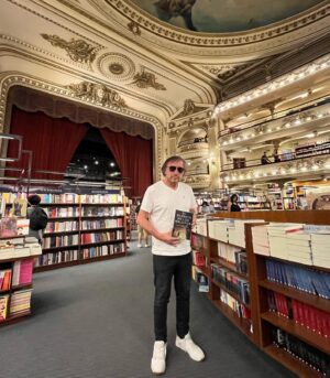 Carlos Pinto Instagram - Mi novela #elsilenciodelosmalditos en mi librería favorita en #buenosaires El Ateneo
Mis queridos amigos Argentinos, ya saben dónde encontrarlo 👍