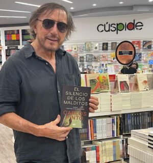Carlos Pinto Instagram - A mis queridos amigos Argentinos, tengo el placer de informarles que  mi 1era novela "El silencio de los malditos" está disponible en librerías de Buenos Aires.
… yo lo encontré en @cuspidelibros en la #Recoleta 
#buenosaires 
@penguinlibroscl 
@penguinlibrosar