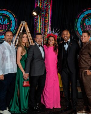Carlos Vives Instagram - Nunca imaginé poner a bailar a Will y Antonio con “La Gota Fría”❤️ Gracias @fundacionstarlite por el reconocimiento y por supuesto a @bund_company que nos hizo ver muy bien a Piti y a mi🙌🏼