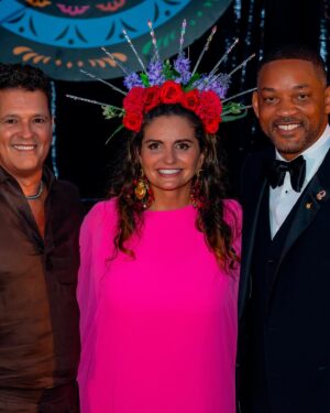 Carlos Vives Instagram - Nunca imaginé poner a bailar a Will y Antonio con “La Gota Fría”❤️ Gracias @fundacionstarlite por el reconocimiento y por supuesto a @bund_company que nos hizo ver muy bien a Piti y a mi🙌🏼