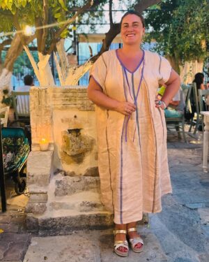Carlota Corredera Instagram - Recién aterrizada de la bella Creta os dejo estas fotos estrenando por Rethymno el nuevo diseño para el verano de mi amiga @bondesioshop, su kaftán en lino. Es una maravilla artesanal y está disponible en cinco tonos. El mío es melocotón y violeta. Excepto el selfie final, la fotógrafa es mi parrochiña, ¡qué bonito me miras, hija! 📸💞💜🇬🇷 #creta #viaje #vacaciones #bondesio #kaftán #lino #artesanía