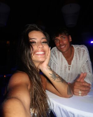 Carly Santos Instagram - Glow partyyyyy 💃🕺🏻🪩
At @jawakaramaldives
#jawakara