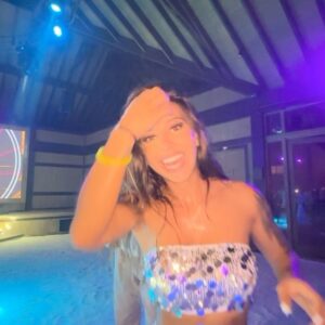 Carly Santos Instagram - Glow partyyyyy 💃🕺🏻🪩
At @jawakaramaldives
#jawakara