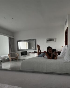 Carmen Arrufat Instagram - Tres días de mucho mimo con la mami 🤍 

Gracias por cuidarnos así de bien @haciendanaxamena ✨