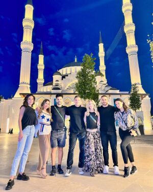 Carmen Aub Instagram - ¡ÁGUILAS! 🦅✨🏝️ ¡Qué equipo de lujo! @carmenaub @aylinmujic @juliangil @josesedek @sergiomayerb @angelicacelaya1 ¡Qué bendición vivir esta aventura con personas tan talentosas y de tanta calidad humana! Sin miedo a arrepentirme, puedo decir que no podría haberme tocado un mejor equipo. Es un placer y un honor compartir mis días con ustedes y les prometo brindar mi mejor actitud para apoyar y aportar a nuestro grupo cada día. 🦅🏝️✨