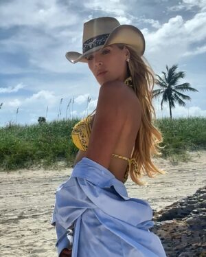 Carmen Carrera Instagram - I’m at the beach, babe 🌞💛🌊🐚🏖️