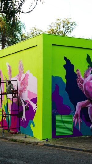 Carol Wang Instagram - Dia 2 de pintura no @zoosaopaulo 💖🎨 A Casa das Axolotes esta ficando mais linda, assim como elas 🥹 em breve mostro o resultado final por aqui :) 
.
.
#axolote #arte #mural #graffiti #animais #zoologico