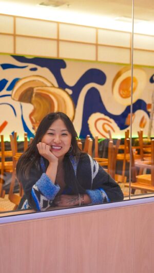 Carol Wang Instagram - DIA 2 - Pintando de madrugada no Shopping Iguatemi de Sorocaba 🧡🍜🎨
Arte no @kaoriramenya SP - Sorocaba. 
.
#restaurante #arte #mural #graffiti #lamen #ramen #sorocaba #pintura