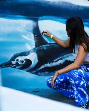 Carol Wang Instagram - Esse foi o resultado da arte para a chegada dos pinguins no @zoosaopaulo 🐧🫶🏻🩵 a partir de amanhã será possível visitar eles e a arte ☺️🎨
.
#pinguim #zoologico #animal #mural #graffiti #art