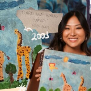Carol Wang Instagram - Fiz meu primeiro quadro em 2001 depois de ter visto girafas pela primeira vez ✨🦒 A Carolzinha não acreditaria que a Carolzona faria tanta arte por ai, principalmente juntos com as próprias Girafas 🎨 
.
📍 @zoosaopaulo