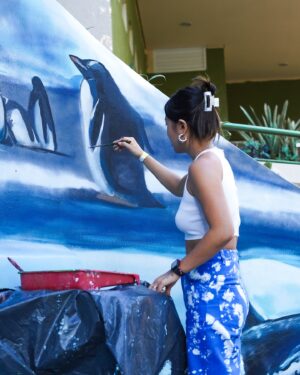 Carol Wang Instagram - Esse foi o resultado da arte para a chegada dos pinguins no @zoosaopaulo 🐧🫶🏻🩵 a partir de amanhã será possível visitar eles e a arte ☺️🎨
.
#pinguim #zoologico #animal #mural #graffiti #art
