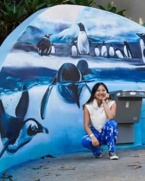Carol Wang Instagram - Esse foi o resultado da arte para a chegada dos pinguins no @zoosaopaulo 🐧🫶🏻🩵 a partir de amanhã será possível visitar eles e a arte ☺️🎨
.
#pinguim #zoologico #animal #mural #graffiti #art