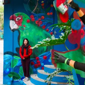 Carol Wang Instagram - 🦜♥️ Esse foi o resultado da primeira arte em homenagem as aves, aguardando o Fe trazer o carrinho de volta para iniciar a próxima arte 😅
.
.
#aves #papagaiocharão #pintura #mural #graffiti #arte #art #animal #papagaio