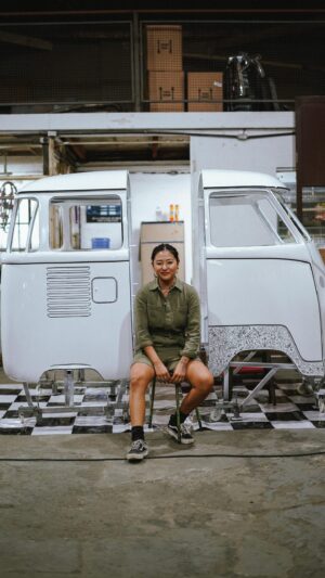 Carol Wang Instagram - Transformei uma Kombi em 2D preto e branco, e ja é possível comer dentro dela 🤍🖤 Quem ja foi ver de perto? 
.
 ⚙️ @cactuskustoms & @motorsstudio 
📍 @hellokitty2d_eatasia 
#arte #kombi #2D #bw #pb