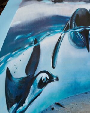 Carol Wang Instagram - Esse foi o resultado da arte para a chegada dos pinguins no @zoosaopaulo 🐧🫶🏻🩵 a partir de amanhã será possível visitar eles e a arte ☺️🎨
.
#pinguim #zoologico #animal #mural #graffiti #art