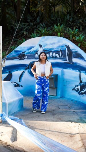 Carol Wang Instagram - Um dia para recordar… que foi a minha inspiração para essa arte 🩵🐧🎨 
.
.
#arte #mural #pintura #graffiti #pinguim