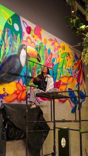 Carol Wang Instagram - Pintando na madrugada a arte que vai dar mais vida para um ambiente do novo @outletpremiumimigrantes 🫶🏻 
Para quem quiser visitar e aproveitar as comprinhas  fica na 📍Estr. da Cama Patente, 6202- Alvarenga, São Bernardo do Campo ✨

.
#art #graffiti #desenho #pintura #mural #artes