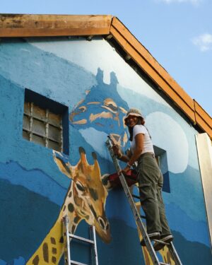 Carol Wang Instagram - Arte em andamento aqui na casa das Girafas 🦒✨ em breve aqui no @zoosaopaulo 🎨