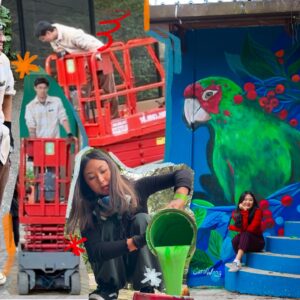 Carol Wang Instagram - 🦜♥️ Esse foi o resultado da primeira arte em homenagem as aves, aguardando o Fe trazer o carrinho de volta para iniciar a próxima arte 😅
.
.
#aves #papagaiocharão #pintura #mural #graffiti #arte #art #animal #papagaio