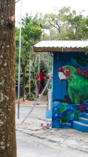 Carol Wang Instagram - Continuando a saga no Zoológico 🦜🎨💖 com uma arte em homenagem as aves. 
.
.
#zoo #pintura #mural #aves #art