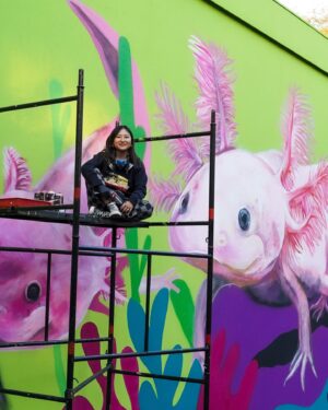 Carol Wang Instagram - Estou pintando a nova casa dos Axolotes aqui no Zoológico de São Paulo. 😊
Alem de poder ver vários deles aqui, tem muita curiosidade e informações sobre os Axolotes que farão vocês se apaixonar por eles também ..
💖. Este é o processo da arte  e vocês ja podem vir visitaaar ! 🫶🏻
.
#axolote #arte #mural #graffiti