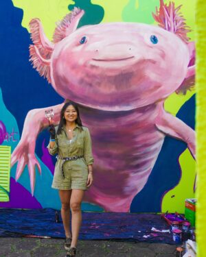 Carol Wang Instagram - Estou pintando a nova casa dos Axolotes aqui no Zoológico de São Paulo. 😊
Alem de poder ver vários deles aqui, tem muita curiosidade e informações sobre os Axolotes que farão vocês se apaixonar por eles também ..
💖. Este é o processo da arte  e vocês ja podem vir visitaaar ! 🫶🏻
.
#axolote #arte #mural #graffiti