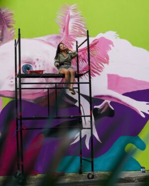 Carol Wang Instagram - Estou pintando a nova casa dos Axolotes aqui no Zoológico de São Paulo. 😊
Alem de poder ver vários deles aqui, tem muita curiosidade e informações sobre os Axolotes que farão vocês se apaixonar por eles também ..
💖. Este é o processo da arte  e vocês ja podem vir visitaaar ! 🫶🏻
.
#axolote #arte #mural #graffiti