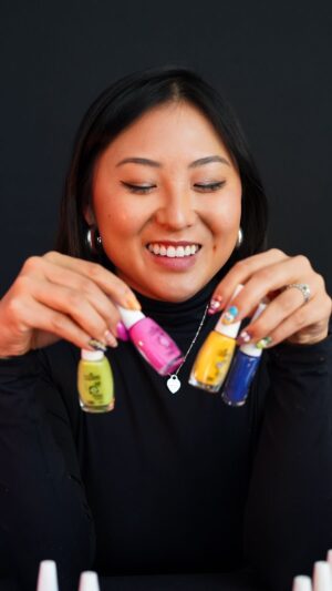 Carol Wang Instagram - ANSIOSA DEMAIS 🧡 
Por Divertida Mente 2 que vai estrear dia 20 de junho nos cinemas. Estou com as nail artes prontas para soltar todas as emoções. 
A coleção de @esmaltecolorama com Divertida Mente 2 são 9 vidrinhos com as cores de acordo com as emoções 🥹 
Eu amei o rosa da timidez 💖 e voce, qual o seu favorito? #publi #soltesuascorescolorama #coloramadivertidamente2