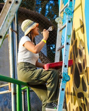 Carol Wang Instagram - Arte em andamento aqui na casa das Girafas 🦒✨ em breve aqui no @zoosaopaulo 🎨