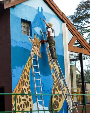 Carol Wang Instagram - Arte em andamento aqui na casa das Girafas 🦒✨ em breve aqui no @zoosaopaulo 🎨