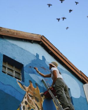 Carol Wang Instagram - Arte em andamento aqui na casa das Girafas 🦒✨ em breve aqui no @zoosaopaulo 🎨
