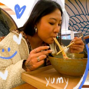 Carol Wang Instagram - Mural finalizado inspirado no prato japones mais gostoso: 🍜🩵✨ ramen :) 
.
📍 @kaoriramenya - Sorocaba / SP
.
#arte #mural #graffiti #illustracao #pintura #ramen #lamen #restaurante