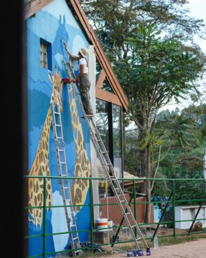 Carol Wang Instagram - Arte em andamento aqui na casa das Girafas 🦒✨ em breve aqui no @zoosaopaulo 🎨