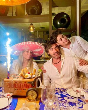 Carola Julio Instagram - Maravillosas vacaciones! Gracias a mi suegro y a la Pily por tremenda invitación. Todos felices y disfrutando cada minuto! Aún cuando nos llovieron 7 días y la temperatura en casi 30 grados, lo pasamos increíble y todos felices 🥰
Gracias y que se repita esta tradición familiar y además coincidió con mi cumpleaños de cuarenta y siempre! 
Los recuerdos fotográficos es lo mejor para rememorar la vida! 
#atesoremosestosmomentos