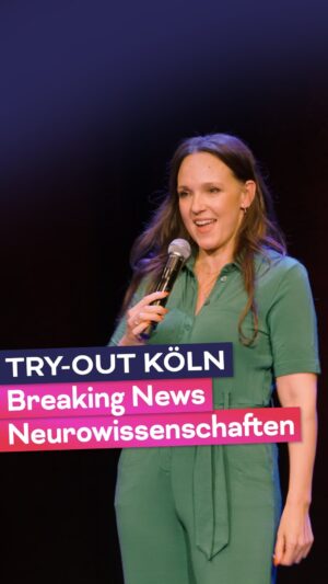 Carolin Kebekus Instagram - Unsere Aufmerksamkeitsspanne wird immer kürzer. Wir haben einen Thinktank aus Neurowissenschaftlerinnen befragt, wieviel nach einem Comedy-Abend beim Publikum so hängen bleibt. Hier das Ergebnis… Für mehr Bilder im Kopf haben wir gerade den Zusatztermin 05.04.25 Köln @lanxessarena aufgemacht. Ticketlink ist in der Bio.
 
#carolinkebekus #comedy #comedyshow #köln @buehnenkunstgmbh