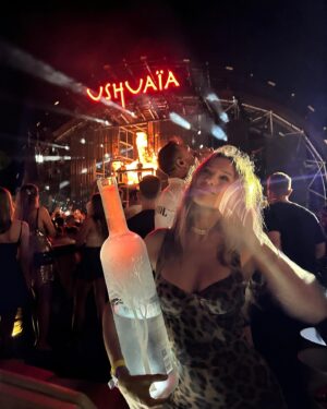 Carolina Ardohain Instagram - Tremendo @ushuaiahotelibiza !! 
Si vienen a a Ibiza no pueden dejar de conocer este lugar espectacular! 
Un año más bailandonos todo con @martingarrix ➕🔊🎶🎼