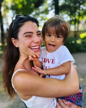 Carolina Carvalho Instagram - Não consegui escolher só uma 🤍
Amo-te tanto meu bebé 🥹