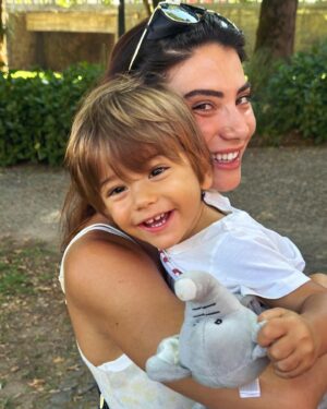 Carolina Carvalho Instagram - Não consegui escolher só uma 🤍
Amo-te tanto meu bebé 🥹