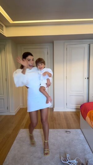 Carolina Carvalho Instagram - E era uma vez… um batom 😂😂😂
A roupa foi a @mummycool_pt que escolheu 🫶