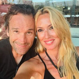 Carolina Cerezuela Instagram - Llegué tarde para ser tu primer amor pero justo a tiempo para ser el de toda la vida, 
17 años de aquel verano que cambió nuestras vidas para siempre y 13 años de una noche de celebración. 
Feliz aniversario ❤️ #carlosmoya 

#aniversario #8julio #verano #familia #amor #celebracion #mallorca