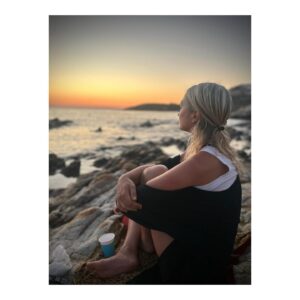Carolina Crescentini Instagram - Aperitivi al tramonto, amore, acciacchi e fragilità. 
#shh
#me