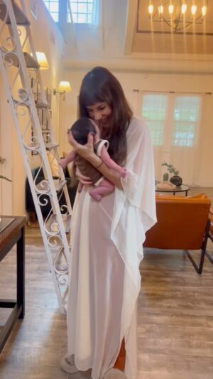 Carolina Gaitán Instagram - Me parece mentira que me mire mientras le canto #amoquerespires Ya la oíste? 
Ya está disponible en todas las plataformas, besos vuelan de Salomón y míos!👶🏻