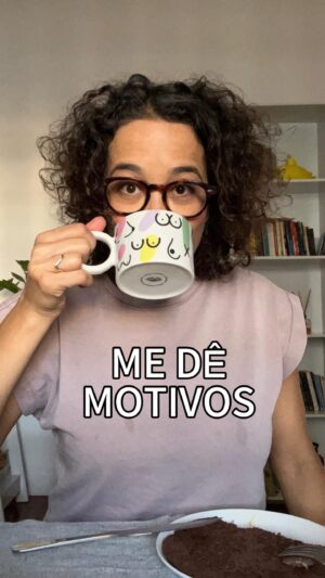 Carolina Loback Instagram - Bom dia! To achando que o amor nem líquido é, Bauman, deve ser gasoso porque não tá nem dando pra ver. Vem se expor comigo e me conta qual o motivo mais tosco que te fez desencantar de alguém? 

#café #sextou