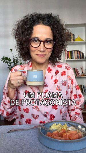 Carolina Loback Instagram - Bom dia! Uma das influenciadoras mais hilárias dessa internet conseguiu embalar em pijamas sua autenticidade, elegância e alegria, criando a Nappô - @usenappo 

A marca acabou de lançar a coleção “Coração de Mãe” e os pijamas são voltados para todas as mamães em suas diversas fases (gestação, pós-parto, amamentação, mãe de filho pequeno, mãe de filho adulto). ‘Ah, e eu que sou mãe de pet, de planta, Carolina, posso usar?’. Pode também, não faz a loka!!! 

Tem opções para quem não é mãe também!

Nos stories, eu mostro mais um pouquinho das peças, que só de olhar já dá vontade de ser feliz, e deixo também um cupom de desconto com o link do site - cupom CAROL10, vai dar desconto para vocês! Entrem no site, que está na bio do perfil da @usenappo !!

@usenappo 
#pijamas #usenappo #sounappoderosa *publi