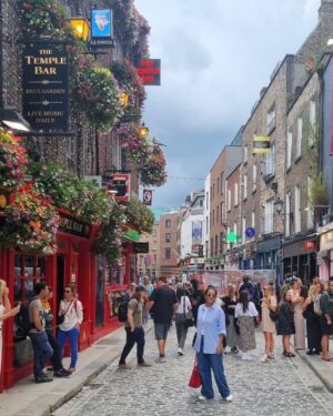 Carolina Loback Instagram - A cada lugar que a gente vai, uma parte nossa fica por ali também. Talvez venha daí o aperto no peito na hora de partir. O bom é saber que um pedaço de Dublin também vai fazer parte de mim pra sempre. Depois de três semanas aqui, entendi que o sentido do intercâmbio vai além do desejo de estudar uma língua. Experimentar uma outra cultura é uma forma de enxergar a si mesmo com olhos estrangeiros. É um jeito de entender, na prática, a infinidade de possibilidades de ser e de estar nesse mundo. E eu amei a Carol da Irlanda! Descobri que a gente não é feito de açúcar e que, mesmo se estiver nublado lá fora, tem sempre um pub quentinho com pessoas de todas as partes do mundo celebrando a vida. Obrigada, @andrea.cordeiros e @aeintercambio pelo convite pra viver essa aventura; @itrip.tour pelas passagens e seguro viagem; @atcschools por me receber tão bem na escola de vocês (que fica simplesmente na melhor localização de Dublin, diga-se de passagem).

Para mais informações sobre intercâmbio na Irlanda ou outros países, envie um e-mail para: 

contato@aeintercambios.com.br

1: fazendo a bonita nos Cliffs of Moher;
2: caçando um crush no Temple Bar, mas com esse figurino, Carolina, sincera e honestamente;
3: com vontade de morar no Temple Bar. É o dia inteiro esse vuco-vuco;
4: fazendo a internacional em Galway;
5: uma pausa pra uma breja e uma vista privilegiada na Guinness Storehouse;
6: Wicklow é simplesmente mágico! Já viu um lago preto? 
7: Eu, no The Book of Kells Experience, carregando o planeta Terra na cabeça;
8: Já foi no pub mais alto de Dublin? Então vá; eu, bem madura, no Hills of Tara; em Wicklow, na ponte onde foi gravado um trecho do filme ‘PS I love you;
9: Oscar Wilde, uma excêntrica amizade que fiz na Irlanda;
10: @andrea.cordeiros e seu café extra hot, a responsável por toda essa aventura.