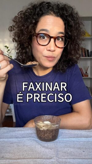 Carolina Loback Instagram - Bom dia! Me sentindo tão adulta com a decisão de chamar alguém pra dar uma luz a esse caos. 

#segunda #café #faxina