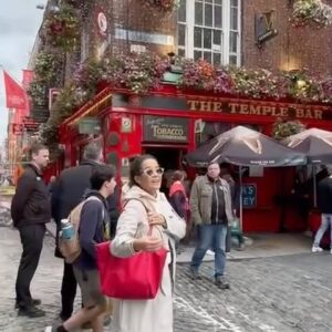 Carolina Loback Instagram - A cada lugar que a gente vai, uma parte nossa fica por ali também. Talvez venha daí o aperto no peito na hora de partir. O bom é saber que um pedaço de Dublin também vai fazer parte de mim pra sempre. Depois de três semanas aqui, entendi que o sentido do intercâmbio vai além do desejo de estudar uma língua. Experimentar uma outra cultura é uma forma de enxergar a si mesmo com olhos estrangeiros. É um jeito de entender, na prática, a infinidade de possibilidades de ser e de estar nesse mundo. E eu amei a Carol da Irlanda! Descobri que a gente não é feito de açúcar e que, mesmo se estiver nublado lá fora, tem sempre um pub quentinho com pessoas de todas as partes do mundo celebrando a vida. Obrigada, @andrea.cordeiros e @aeintercambio pelo convite pra viver essa aventura; @itrip.tour pelas passagens e seguro viagem; @atcschools por me receber tão bem na escola de vocês (que fica simplesmente na melhor localização de Dublin, diga-se de passagem).

Para mais informações sobre intercâmbio na Irlanda ou outros países, envie um e-mail para: 

contato@aeintercambios.com.br

1: fazendo a bonita nos Cliffs of Moher;
2: caçando um crush no Temple Bar, mas com esse figurino, Carolina, sincera e honestamente;
3: com vontade de morar no Temple Bar. É o dia inteiro esse vuco-vuco;
4: fazendo a internacional em Galway;
5: uma pausa pra uma breja e uma vista privilegiada na Guinness Storehouse;
6: Wicklow é simplesmente mágico! Já viu um lago preto? 
7: Eu, no The Book of Kells Experience, carregando o planeta Terra na cabeça;
8: Já foi no pub mais alto de Dublin? Então vá; eu, bem madura, no Hills of Tara; em Wicklow, na ponte onde foi gravado um trecho do filme ‘PS I love you;
9: Oscar Wilde, uma excêntrica amizade que fiz na Irlanda;
10: @andrea.cordeiros e seu café extra hot, a responsável por toda essa aventura.