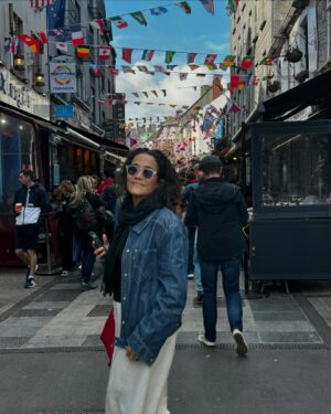 Carolina Loback Instagram - A cada lugar que a gente vai, uma parte nossa fica por ali também. Talvez venha daí o aperto no peito na hora de partir. O bom é saber que um pedaço de Dublin também vai fazer parte de mim pra sempre. Depois de três semanas aqui, entendi que o sentido do intercâmbio vai além do desejo de estudar uma língua. Experimentar uma outra cultura é uma forma de enxergar a si mesmo com olhos estrangeiros. É um jeito de entender, na prática, a infinidade de possibilidades de ser e de estar nesse mundo. E eu amei a Carol da Irlanda! Descobri que a gente não é feito de açúcar e que, mesmo se estiver nublado lá fora, tem sempre um pub quentinho com pessoas de todas as partes do mundo celebrando a vida. Obrigada, @andrea.cordeiros e @aeintercambio pelo convite pra viver essa aventura; @itrip.tour pelas passagens e seguro viagem; @atcschools por me receber tão bem na escola de vocês (que fica simplesmente na melhor localização de Dublin, diga-se de passagem).

Para mais informações sobre intercâmbio na Irlanda ou outros países, envie um e-mail para: 

contato@aeintercambios.com.br

1: fazendo a bonita nos Cliffs of Moher;
2: caçando um crush no Temple Bar, mas com esse figurino, Carolina, sincera e honestamente;
3: com vontade de morar no Temple Bar. É o dia inteiro esse vuco-vuco;
4: fazendo a internacional em Galway;
5: uma pausa pra uma breja e uma vista privilegiada na Guinness Storehouse;
6: Wicklow é simplesmente mágico! Já viu um lago preto? 
7: Eu, no The Book of Kells Experience, carregando o planeta Terra na cabeça;
8: Já foi no pub mais alto de Dublin? Então vá; eu, bem madura, no Hills of Tara; em Wicklow, na ponte onde foi gravado um trecho do filme ‘PS I love you;
9: Oscar Wilde, uma excêntrica amizade que fiz na Irlanda;
10: @andrea.cordeiros e seu café extra hot, a responsável por toda essa aventura.