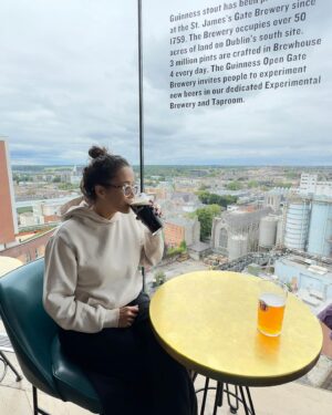 Carolina Loback Instagram - A cada lugar que a gente vai, uma parte nossa fica por ali também. Talvez venha daí o aperto no peito na hora de partir. O bom é saber que um pedaço de Dublin também vai fazer parte de mim pra sempre. Depois de três semanas aqui, entendi que o sentido do intercâmbio vai além do desejo de estudar uma língua. Experimentar uma outra cultura é uma forma de enxergar a si mesmo com olhos estrangeiros. É um jeito de entender, na prática, a infinidade de possibilidades de ser e de estar nesse mundo. E eu amei a Carol da Irlanda! Descobri que a gente não é feito de açúcar e que, mesmo se estiver nublado lá fora, tem sempre um pub quentinho com pessoas de todas as partes do mundo celebrando a vida. Obrigada, @andrea.cordeiros e @aeintercambio pelo convite pra viver essa aventura; @itrip.tour pelas passagens e seguro viagem; @atcschools por me receber tão bem na escola de vocês (que fica simplesmente na melhor localização de Dublin, diga-se de passagem).

Para mais informações sobre intercâmbio na Irlanda ou outros países, envie um e-mail para: 

contato@aeintercambios.com.br

1: fazendo a bonita nos Cliffs of Moher;
2: caçando um crush no Temple Bar, mas com esse figurino, Carolina, sincera e honestamente;
3: com vontade de morar no Temple Bar. É o dia inteiro esse vuco-vuco;
4: fazendo a internacional em Galway;
5: uma pausa pra uma breja e uma vista privilegiada na Guinness Storehouse;
6: Wicklow é simplesmente mágico! Já viu um lago preto? 
7: Eu, no The Book of Kells Experience, carregando o planeta Terra na cabeça;
8: Já foi no pub mais alto de Dublin? Então vá; eu, bem madura, no Hills of Tara; em Wicklow, na ponte onde foi gravado um trecho do filme ‘PS I love you;
9: Oscar Wilde, uma excêntrica amizade que fiz na Irlanda;
10: @andrea.cordeiros e seu café extra hot, a responsável por toda essa aventura.