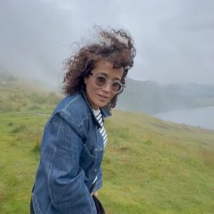 Carolina Loback Instagram - A cada lugar que a gente vai, uma parte nossa fica por ali também. Talvez venha daí o aperto no peito na hora de partir. O bom é saber que um pedaço de Dublin também vai fazer parte de mim pra sempre. Depois de três semanas aqui, entendi que o sentido do intercâmbio vai além do desejo de estudar uma língua. Experimentar uma outra cultura é uma forma de enxergar a si mesmo com olhos estrangeiros. É um jeito de entender, na prática, a infinidade de possibilidades de ser e de estar nesse mundo. E eu amei a Carol da Irlanda! Descobri que a gente não é feito de açúcar e que, mesmo se estiver nublado lá fora, tem sempre um pub quentinho com pessoas de todas as partes do mundo celebrando a vida. Obrigada, @andrea.cordeiros e @aeintercambio pelo convite pra viver essa aventura; @itrip.tour pelas passagens e seguro viagem; @atcschools por me receber tão bem na escola de vocês (que fica simplesmente na melhor localização de Dublin, diga-se de passagem).

Para mais informações sobre intercâmbio na Irlanda ou outros países, envie um e-mail para: 

contato@aeintercambios.com.br

1: fazendo a bonita nos Cliffs of Moher;
2: caçando um crush no Temple Bar, mas com esse figurino, Carolina, sincera e honestamente;
3: com vontade de morar no Temple Bar. É o dia inteiro esse vuco-vuco;
4: fazendo a internacional em Galway;
5: uma pausa pra uma breja e uma vista privilegiada na Guinness Storehouse;
6: Wicklow é simplesmente mágico! Já viu um lago preto? 
7: Eu, no The Book of Kells Experience, carregando o planeta Terra na cabeça;
8: Já foi no pub mais alto de Dublin? Então vá; eu, bem madura, no Hills of Tara; em Wicklow, na ponte onde foi gravado um trecho do filme ‘PS I love you;
9: Oscar Wilde, uma excêntrica amizade que fiz na Irlanda;
10: @andrea.cordeiros e seu café extra hot, a responsável por toda essa aventura.